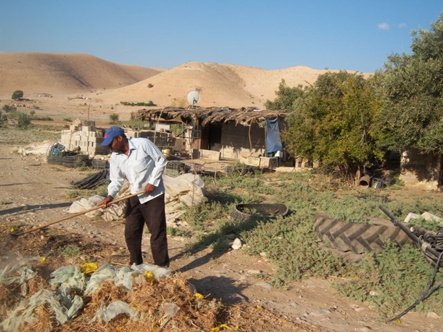 Abdel Halim trabajando sus tierras