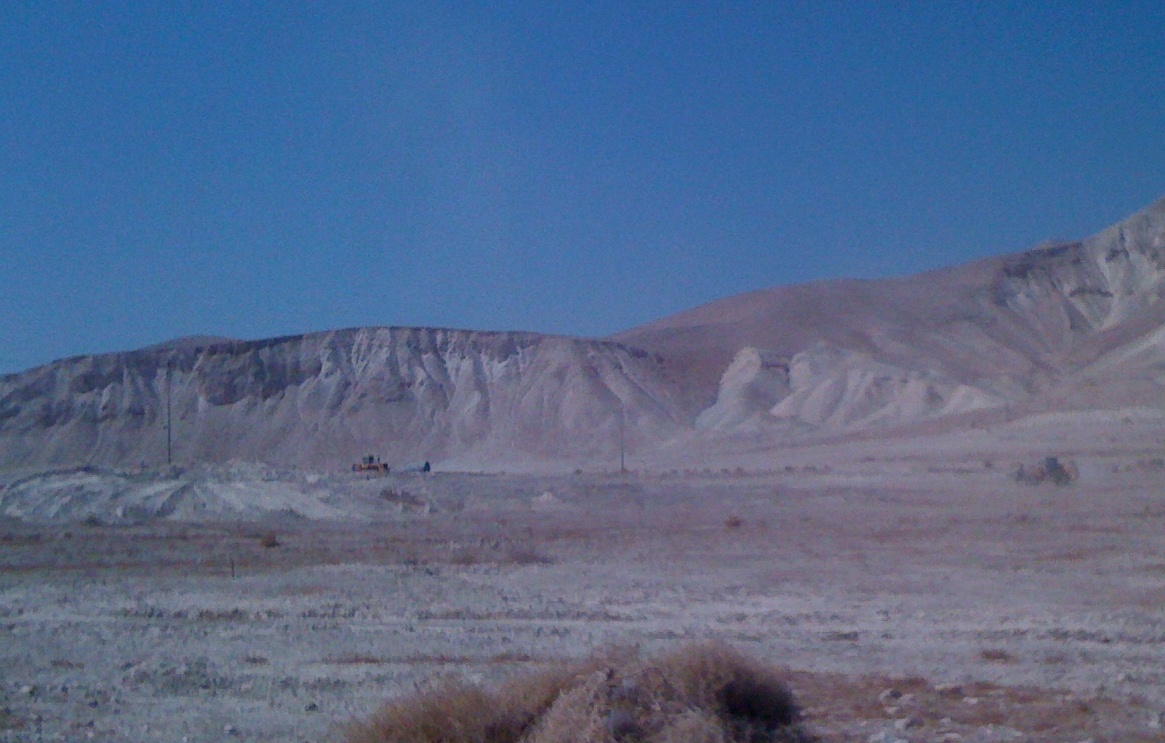 Excavadoras nivelando la tierra cerca del Asentamiento Yafit