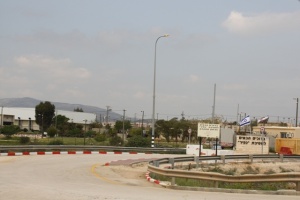 Ingresso alla base militare delle Forze Israeliane di Occupazione sulla strada di Allon