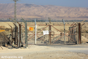 Cancello che impedisce ai Palestinesi l’accesso a un terreno presso il fiume Giordano. 8 agosto 2012. Foto Ahmad Al-Bazz/Activestills.org