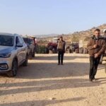 Coloni ed esercito israeliano collaborano per impedire ai Palestinesi di accedere alla loro terra