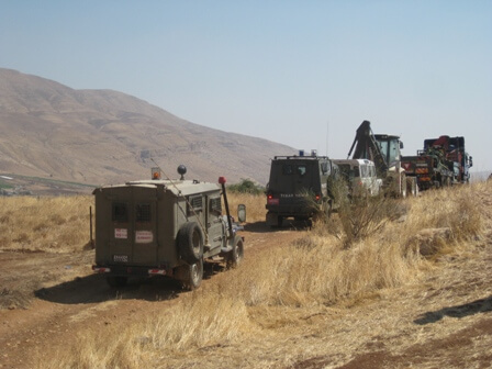 Israeli forces on the way to demolish homes in Jordan Valley