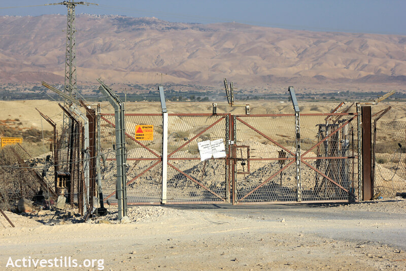 Gate preventing Palestinian access to land by the Jordan River. August 8, 2012. Photo by Ahmad Al-Bazz/ Activestills.org