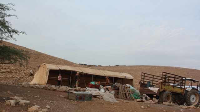 121102 Al Hadidiya Salamen family setting up houses